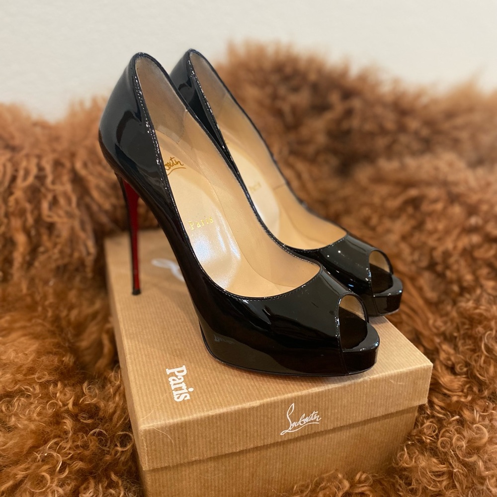 Gorgeous Christian Louboutin platform pump.